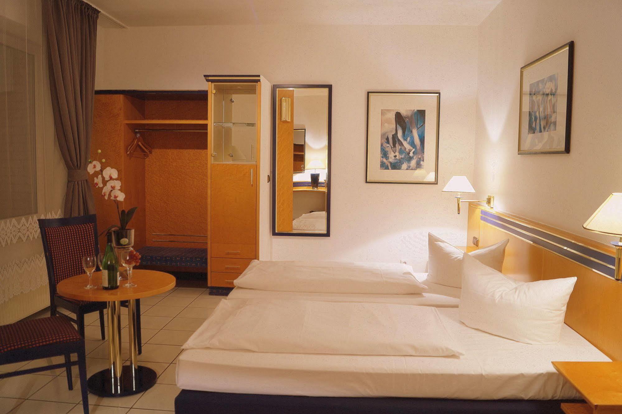 Hotel Rahlstedter Hof Хамбург Екстериор снимка
